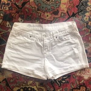 White jeans shorts with frayed edge
